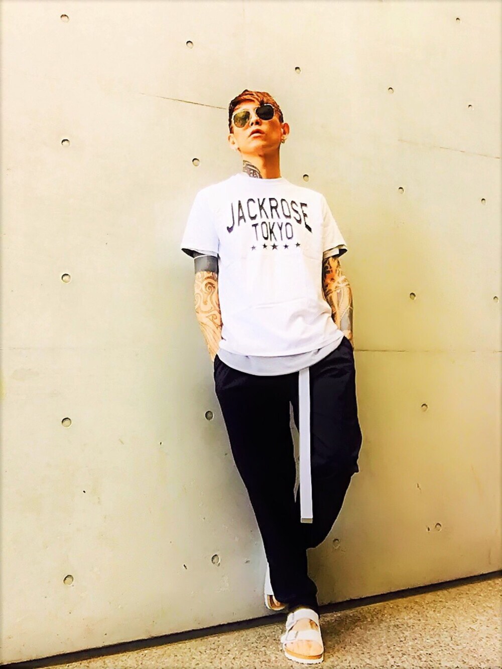 「シンプル、モノトーン、レイヤードスタイル、birkenstock、サンダル、ラフ、パンツスタイル、キレイめ、大人カジュアル、summer」｜「BIRKENSTOCKのARIZONA/アリゾナ (UNISEX)（サンダル、ホワイト系）」を使った、TETUさん（メンズ・174cm）の夏コーディネートの1枚目の写真