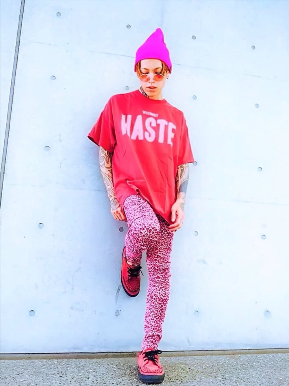 「狂わせピンク、ニット帽、スキニー、サングラス、ピンク、スニーカー、VANS、summer、Tシャツ、レオパード」｜「ALDIESのKnit Cap スタンダードニットキャップ（ニットキャップ/ビーニー、ピンク系）」を使った、TETUさん（メンズ・174cm）の夏コーディネートの1枚目の写真