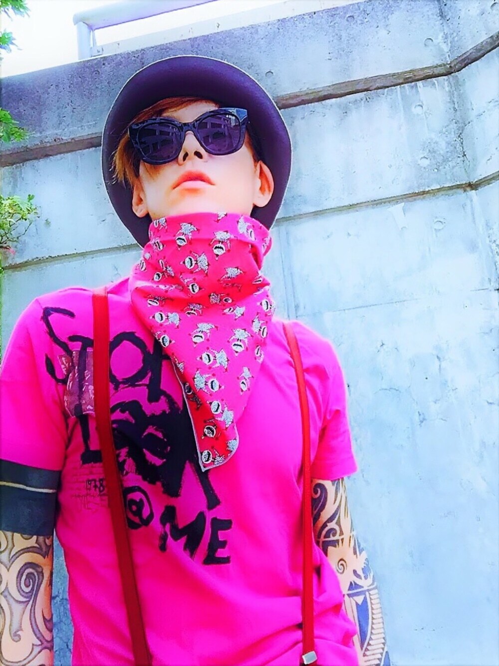 「ピンク、サングラス、サスペンダー、Diesel、ハット、ボーラーハット、ロックT、狂わせピンク、ストリート、ロゴT」｜「WEGOのWEGO/細ゴムサスペンダー（サスペンダー、レッド系）」を使った、TETUさん（メンズ・174cm）の夏コーディネートの1枚目の写真