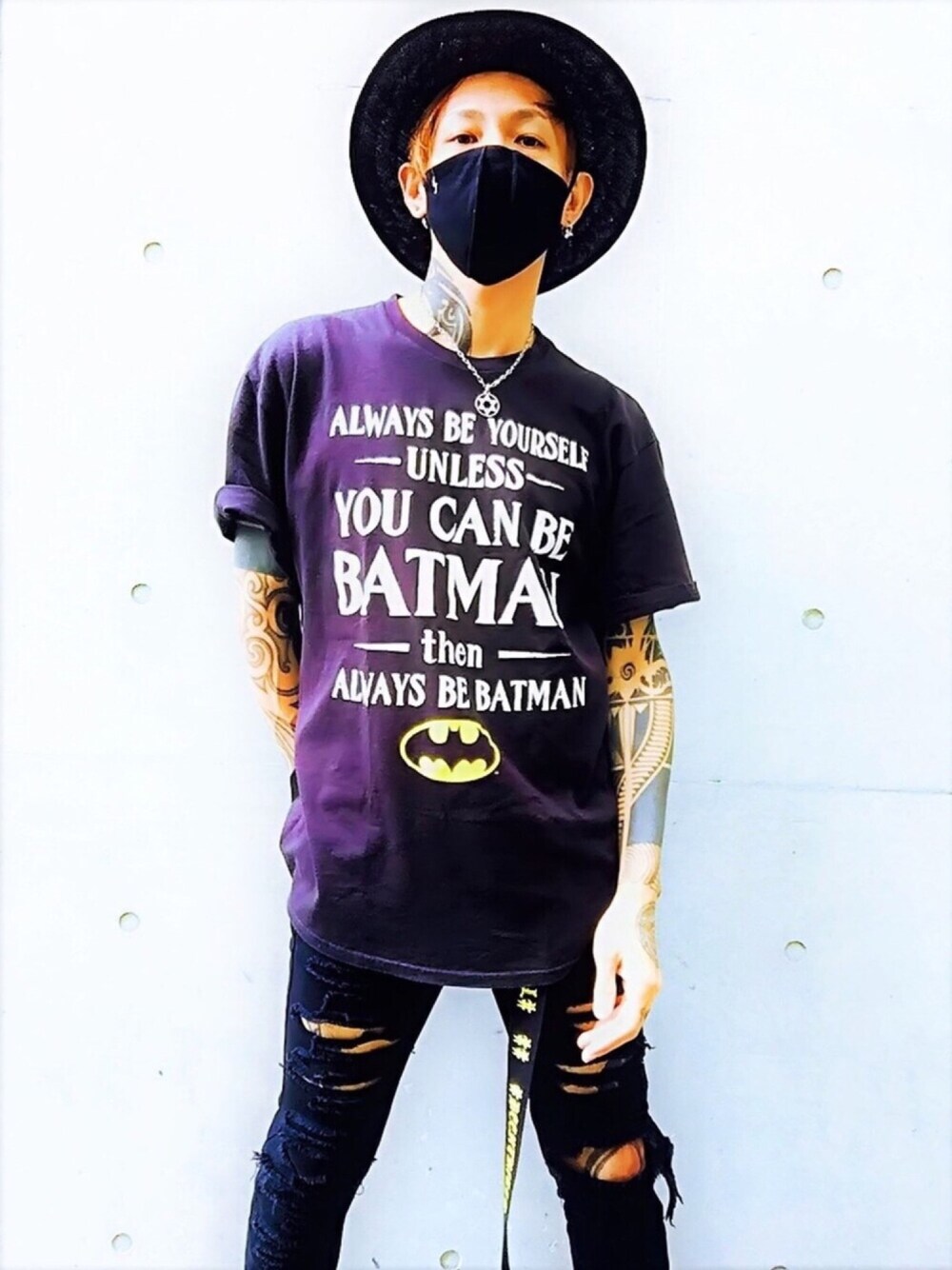 「シンプル、夏コーデ、スキニー、ダメージデニムパンツ、オーバーサイズ、Tシャツ、ハット、ブラック、マスク、オールブラック」｜「MYE-DO'のマスク”Lightning”（その他雑貨、ブラック系）」を使った、TETUさん（メンズ・174cm）の夏コーディネートの1枚目の写真