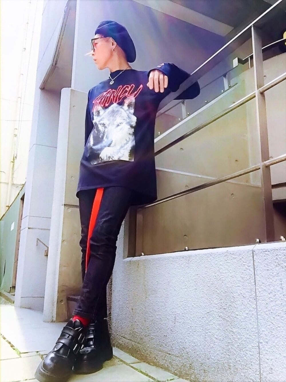 「ブラック、ロングTシャツ、黒スキニー、ブーツ、denim、ベレー帽、ガチャベルト、モード、MEETS A ROOM告知、オールブラック」｜「1 to 10 peopleの《2017新作》1to10people/ワントゥテンピープル/FANCY WLOF ビッグロングスリーブTシャツ（Tシャツ/カットソー、ブラック系）」を使った、TETUさん（メンズ・174cm）の夏コーディネートの1枚目の写真