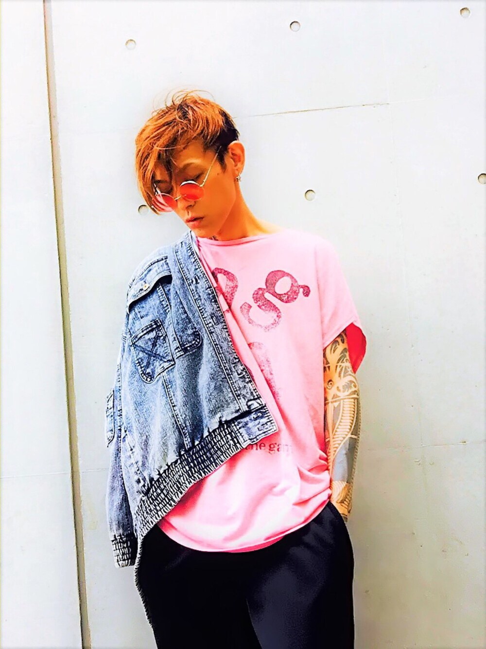 「ピンク、オーバーサイズ、ジャージ、ワイドパンツ、ラインパンツ、狂わせピンク、ビッグシルエット、大人カジュアル、ビッグT、サングラス」｜「WEGOのWEGO/カラーレンズラウンドサングラス（サングラス、ピンク系）」を使った、TETUさん（メンズ・174cm）の夏コーディネートの1枚目の写真