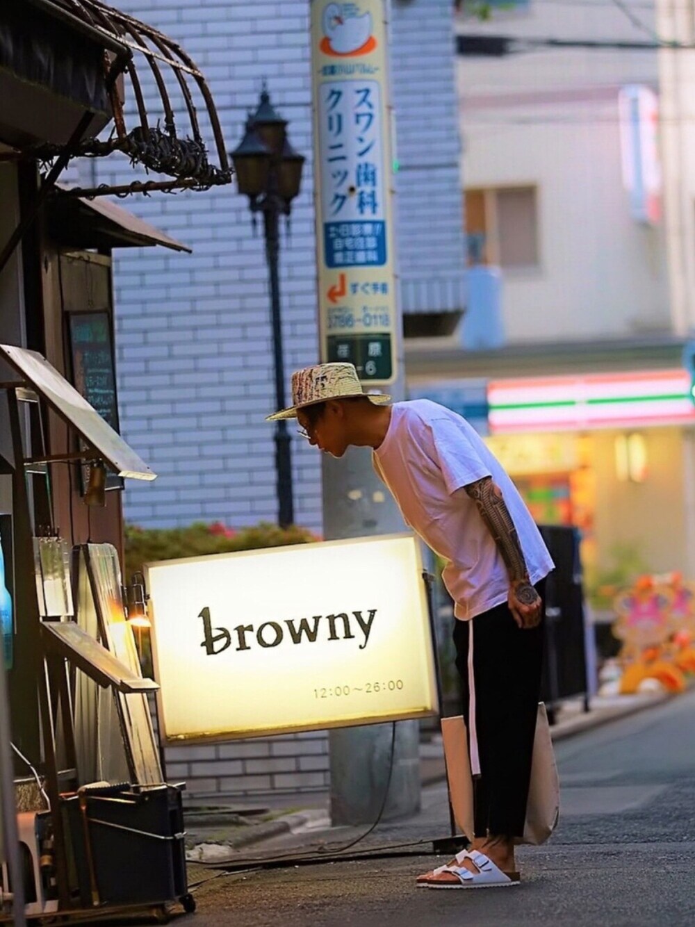 「birkenstock、ARIZONA、gooutwith、ARIZONAEVA、カジュアルコーデ、休日スタイル、ゆるコーデ、Tシャツ、シンプル、キャンバストート」｜「BIRKENSTOCKのホワイトサンダル（サンダル、ホワイト系）」を使った、TETUさん（メンズ・174cm）の夏コーディネートの1枚目の写真