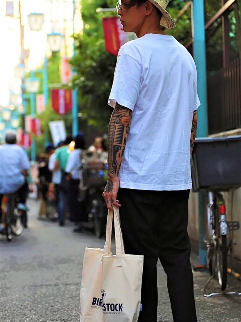「シンプルコーデ、ゆるコーデ、Tシャツ、モノトーン、トートバッグ、カンカン帽、birkenstock、サンダル、オーバーサイズ、キャンバストート」｜「BIRKENSTOCKのBIRKENSTOCK ﾄｰﾄﾊﾞｯｸﾞ（トートバッグ、ベージュ系）」を使った、TETUさん（メンズ・174cm）の夏コーディネートの1枚目の写真