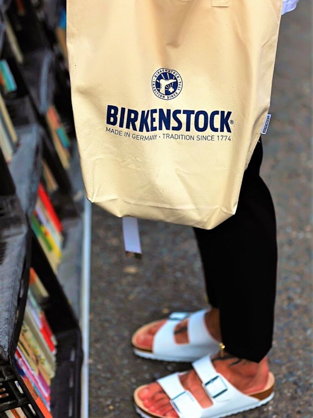 「birkenstock、サンダル、シンプルコーデ、モノトーン、street、トートバッグ、パンツスタイル、ARIZONA、ゆるコーデ、キャンバストート」｜「BIRKENSTOCKのARIZONA/アリゾナ (UNISEX)（サンダル、ホワイト系）」を使った、TETUさん（メンズ・174cm）の夏コーディネートの1枚目の写真