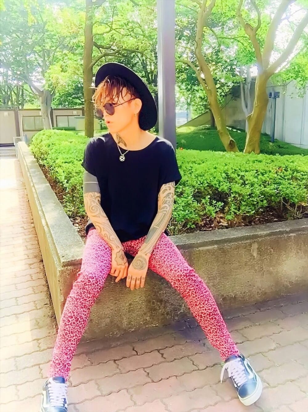 「狂わせピンク、夏コーデ、ピンク、レオパード、スキニー、スニーカー、VANS、ラフ、ハット、ゆるコーデ」｜「L.H.PのLHP/エルエイチピー/TRIPP NYC/トリップニューヨーク/PRINTED TBACK JEAN（その他パンツ、ピンク系）」を使った、TETUさん（メンズ・174cm）の夏コーディネートの1枚目の写真