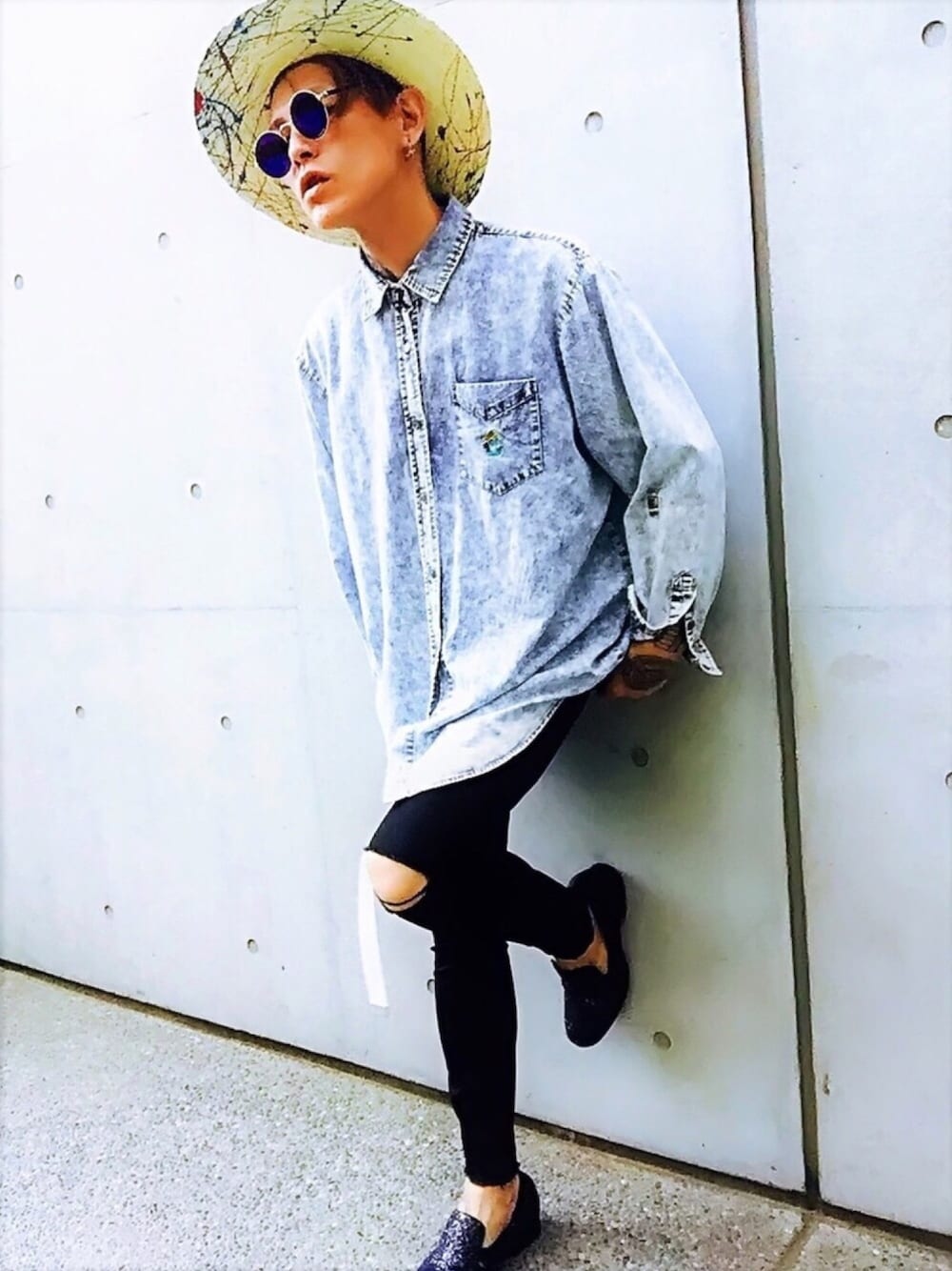 「デニム、スキニーパンツ、ハット、ケミカルウォッシュ、シャツスタイル、カンカン帽、夏コーデ、ビッグシルエット、デニムシャツ、シャツ」｜「PUNYUSのPUNYUS　ｹﾐｶﾙｳｫｯｼｭｼｬﾂ（シャツ/ブラウス、ブルー系）」を使った、TETUさん（メンズ・174cm）の夏コーディネートの1枚目の写真