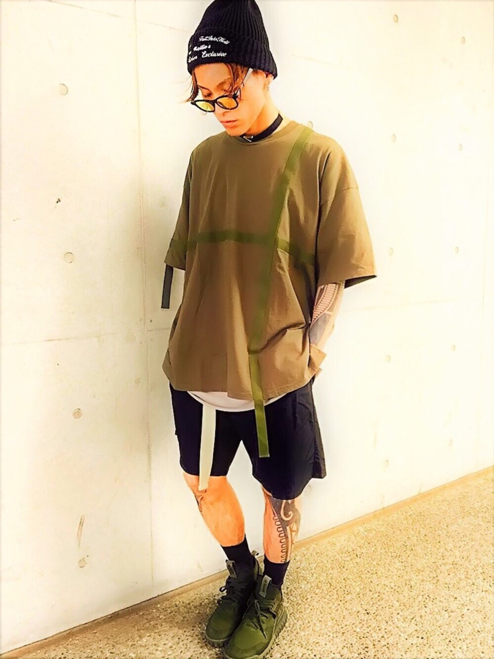 「ニット帽、めがね、レイヤードスタイル、オーバーサイズ、カーキ、アディダス、ハーフパンツ、Tシャツ、ビッグT、スポーツミックス」｜「XX FOURのTaping Big Tee（Tシャツ/カットソー、グリーン系）」を使った、TETUさん（メンズ・174cm）の夏コーディネートの1枚目の写真
