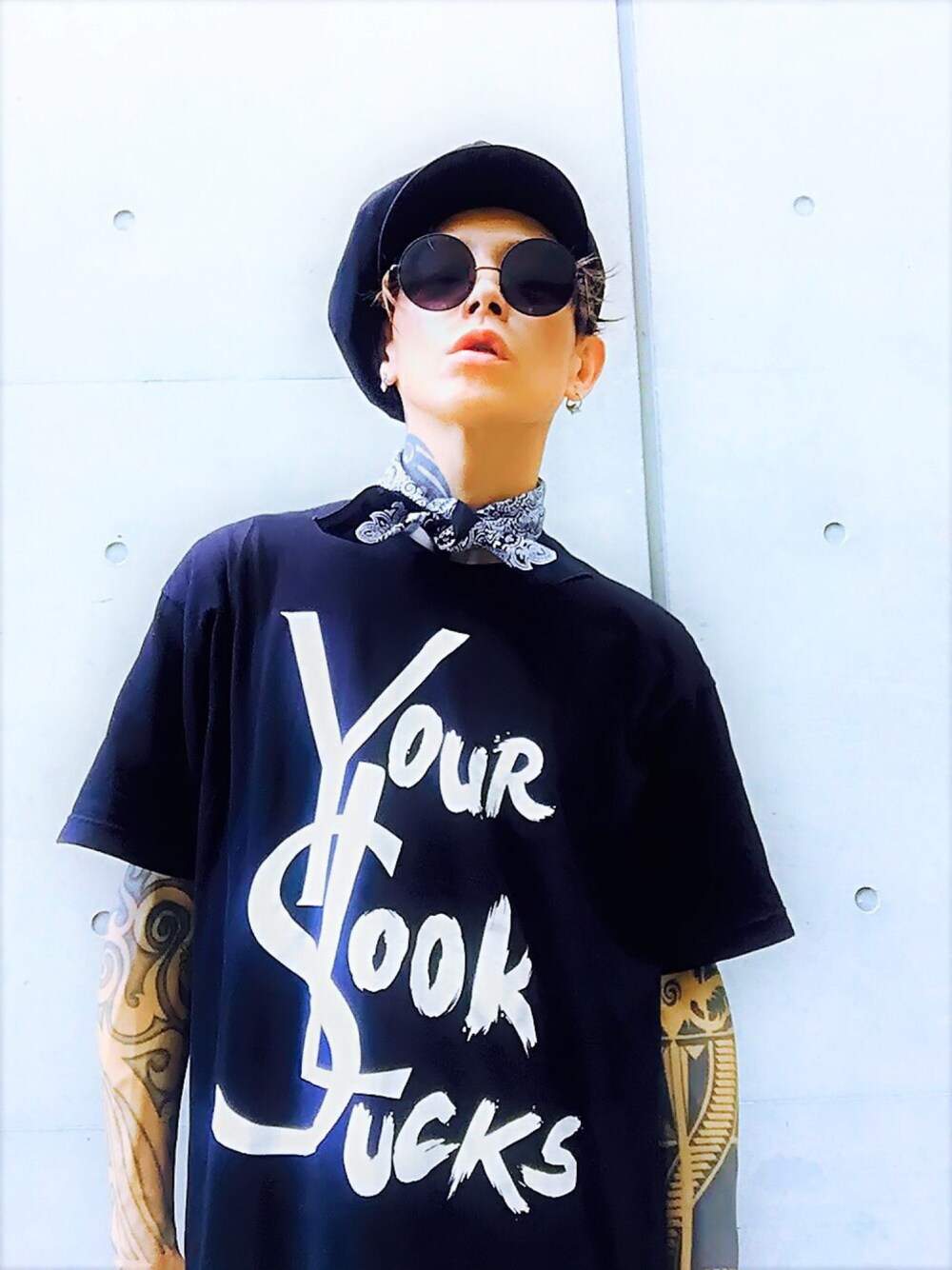「ロゴT、ブラック、キャスケット、モノトーン、レイヤードスタイル、オーバーサイズ、バンダナ、丸サングラス、Tシャツ、カジュアル」｜「HLNAのBIGSIZE CASQUETTE（キャスケット、ブラック系）」を使った、TETUさん（メンズ・174cm）の秋コーディネートの1枚目の写真