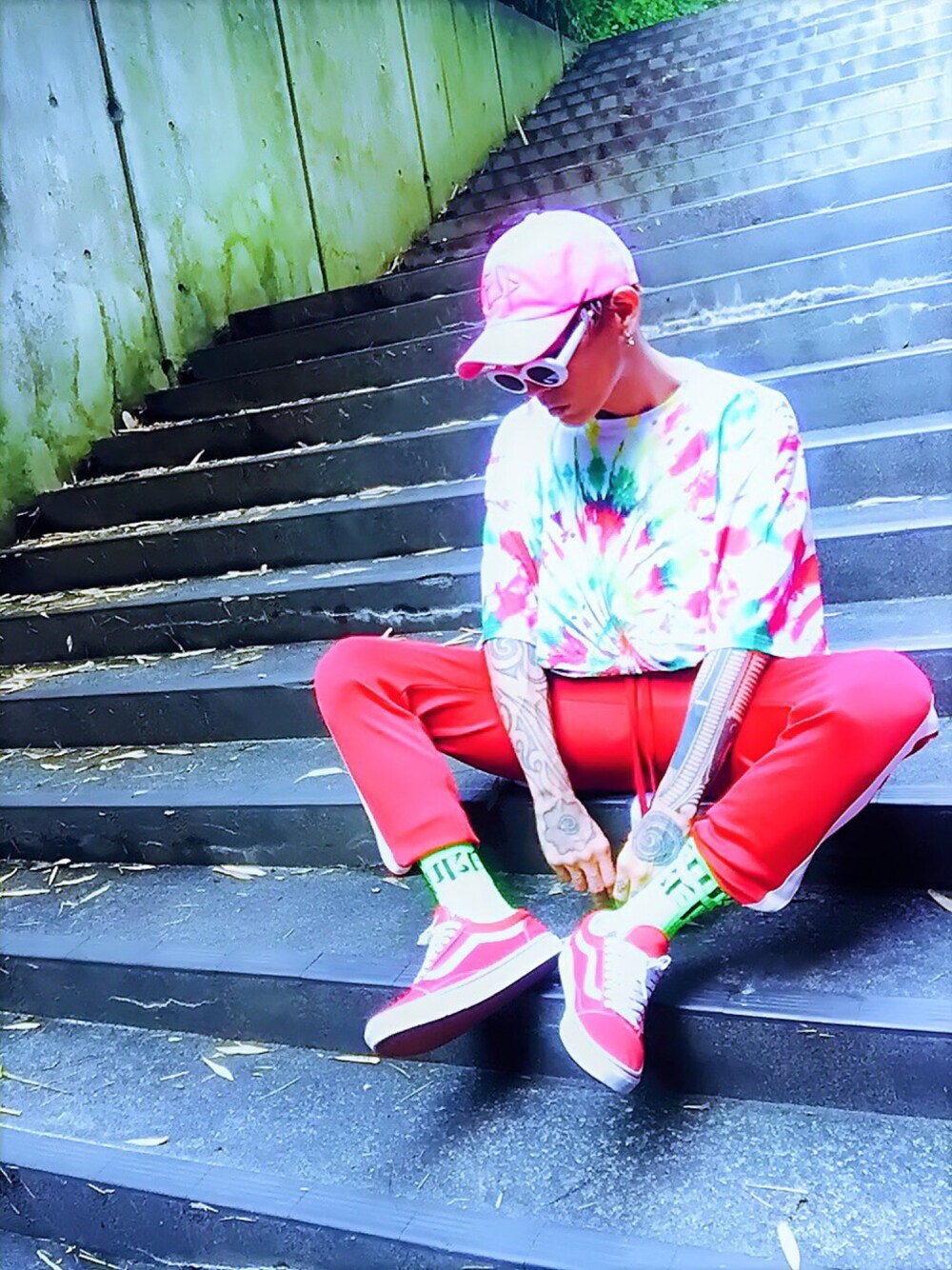 「スニーカー、VANS、タイダイ柄、赤、オーバーサイズ、ジャージ、ソックスイン、ラインパンツ、ソックス×スニーカー、ピンク」｜「VANSのVANS ヴァンズ OLD SKOOL オールドスクール V36CL CVS T.RED（スニーカー、レッド系）」を使った、TETUさん（メンズ・174cm）の秋コーディネートの1枚目の写真