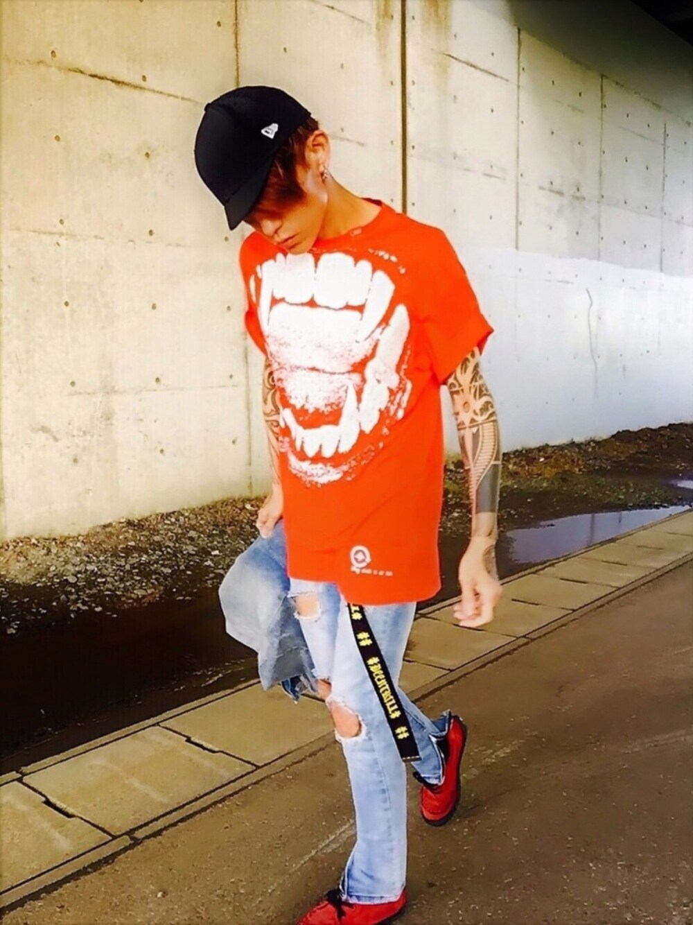 「シンプルスタイル、デニム、NEW ERA、VANS、スニーカー、赤、Tシャツ、ダメージデニムパンツ、ベースボールキャップ、スキニーデニム」｜「LRGの後ろも牙～♪（Tシャツ/カットソー、レッド系）」を使った、TETUさん（メンズ・174cm）の夏コーディネートの1枚目の写真