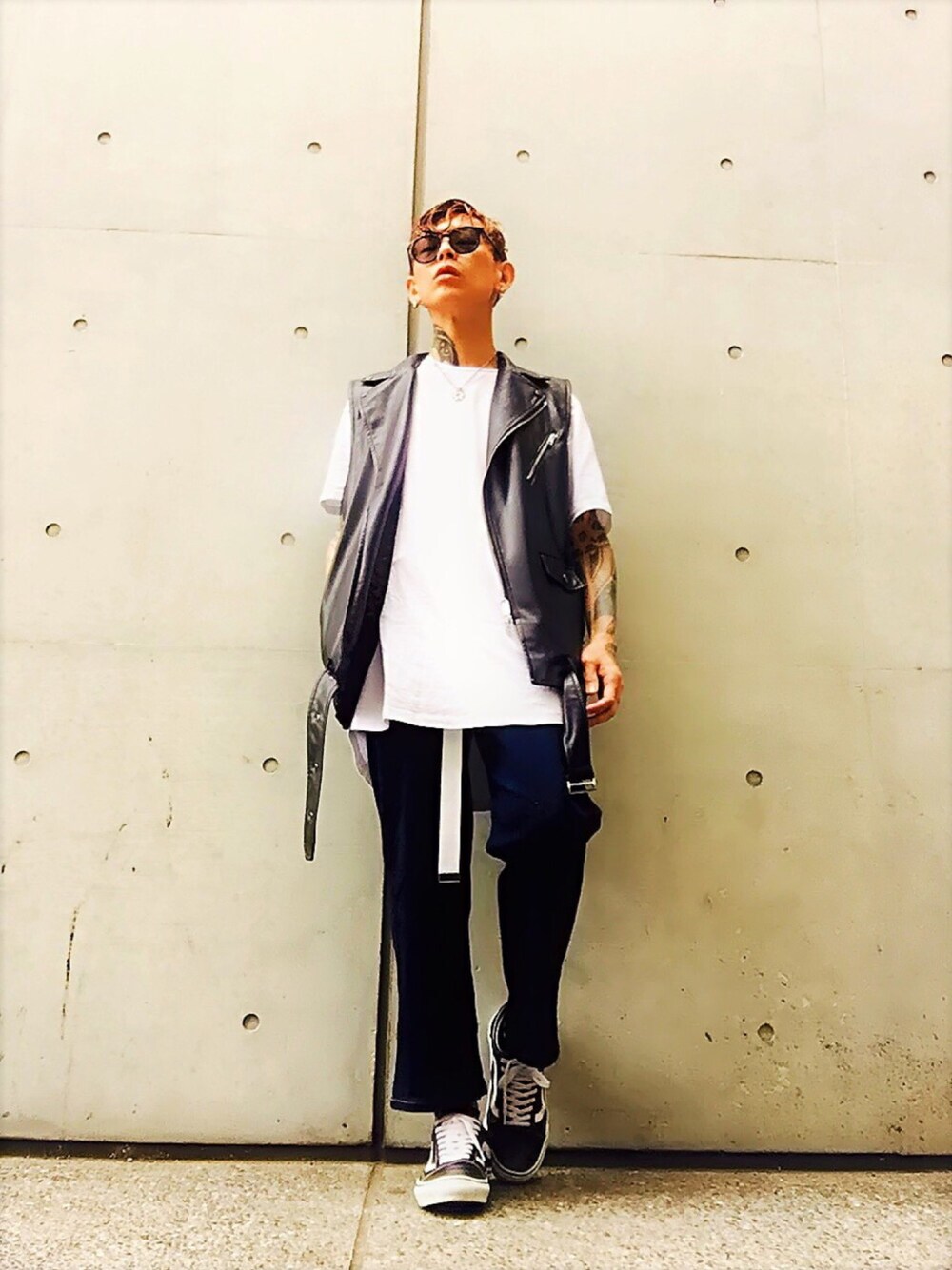 「スニーカー、VANS、ライダースジャケット、レイヤードスタイル、オーバーサイズ、ワイドパンツ、デニムパンツ、ワイドデニム、大人カジュアル、シンプルコーデ」｜「EDWINのEDWIN/エドウイン　ｽﾄﾚｯﾁﾜｲﾄﾞﾃﾞﾆﾑ（デニムパンツ、ブルー系）」を使った、TETUさん（メンズ・174cm）の秋コーディネートの1枚目の写真