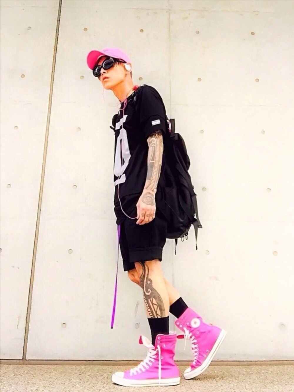 「バックパック、ピンク、ストリート、ハーフパンツ、ハイカットスニーカー、ラフ、キャップ、狂わせピンク、リュック、converse」｜「CONVERSEのCONVERSE　ﾛﾝｸﾞﾊｲ（スニーカー、ピンク系）」を使った、TETUさん（メンズ・174cm）の夏コーディネートの1枚目の写真