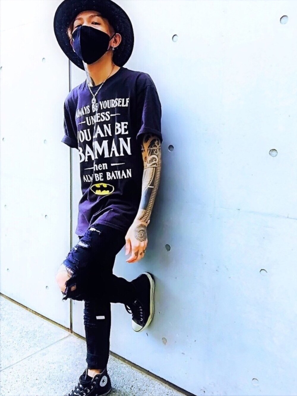 「ブラック、スキニー、ダメージデニムパンツ、ハット、スニーカー、黒、Tシャツ、ロゴT、オールブラック、converse」｜「CONVERSEのCONVERSE / LEA ALL STAR HI（スニーカー、ブラック系）」を使った、TETUさん（メンズ・174cm）の夏コーディネートの1枚目の写真