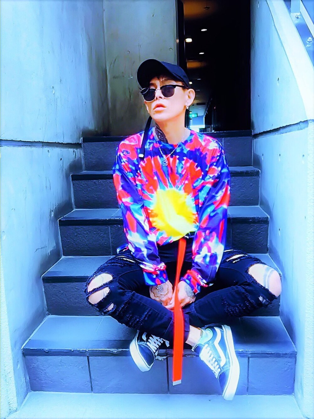 「スニーカー、VANS、タイダイ柄、オーバーサイズ、黒スキニー、ロングTシャツ、ガチャベルト、ラフ、ロールアップ、秋のコーデ」｜「RAGEBLUEの【MADE IN JAPAN】GIロングベルト/757453（ベルト、レッド系）」を使った、TETUさん（メンズ・174cm）の秋コーディネートの1枚目の写真