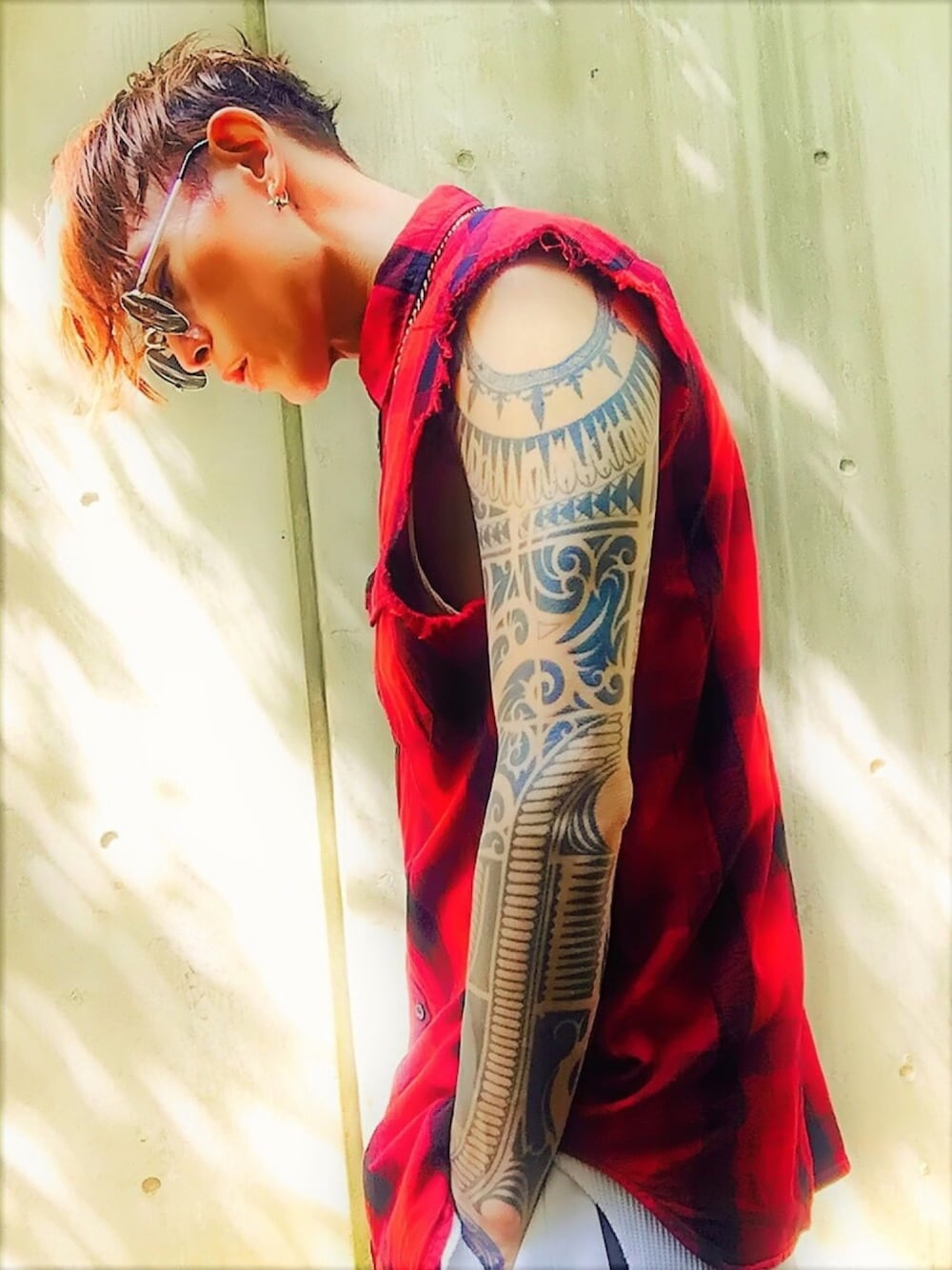 「チェック、チェックシャツ、ブロックチェック、ラフ、シャツスタイル、ノースリーブ、tattoo、丸サングラス、シルバーアクセサリー、重ね着」｜「603の603 グラデーションチェーンネックレス（ネックレス、シルバー系）」を使った、TETUさん（メンズ・174cm）の夏コーディネートの1枚目の写真