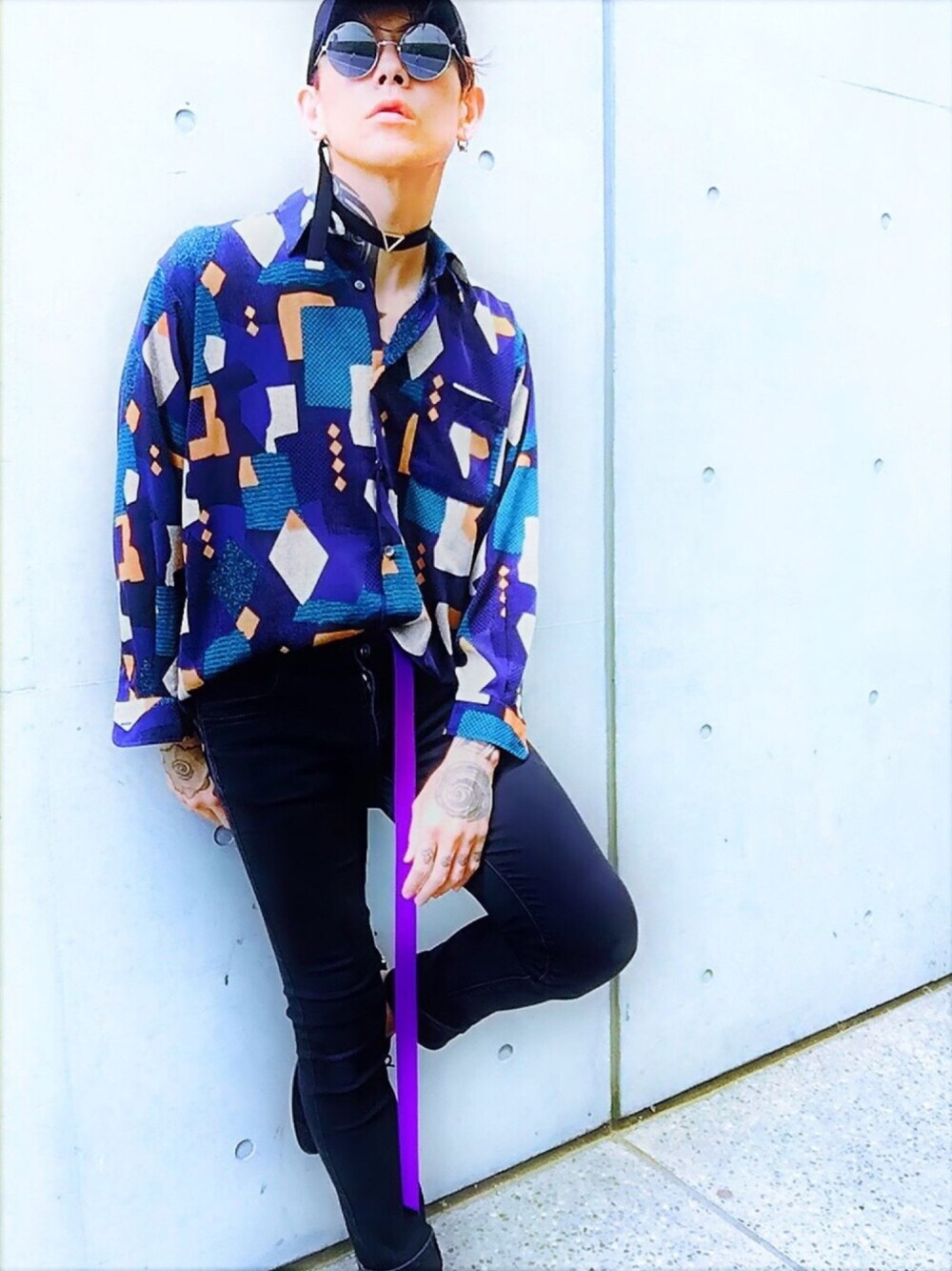 「スキニー、柄シャツ、キャップ、タックイン、シャツスタイル、丸サングラス、秋のコーデ、オトナカジュアル、チョーカー、黒スキニー」｜「Henrik VibskovのVintageｼｬﾂ（シャツ/ブラウス、ブルー系）」を使った、TETUさん（メンズ・174cm）の秋コーディネートの1枚目の写真