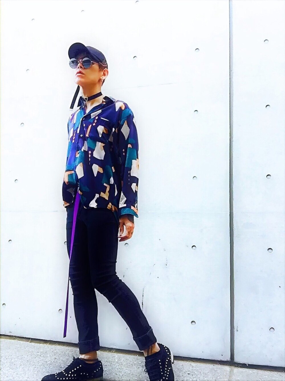 「スキニーパンツ、柄シャツ、ドレスシューズ、タックイン、シャツスタイル、ガチャベルト、革靴、スタッズ、秋のコーデ、オトナカジュアル」｜「Henrik VibskovのVintageｼｬﾂ（シャツ/ブラウス、ブルー系）」を使った、TETUさん（メンズ・174cm）の秋コーディネートの1枚目の写真