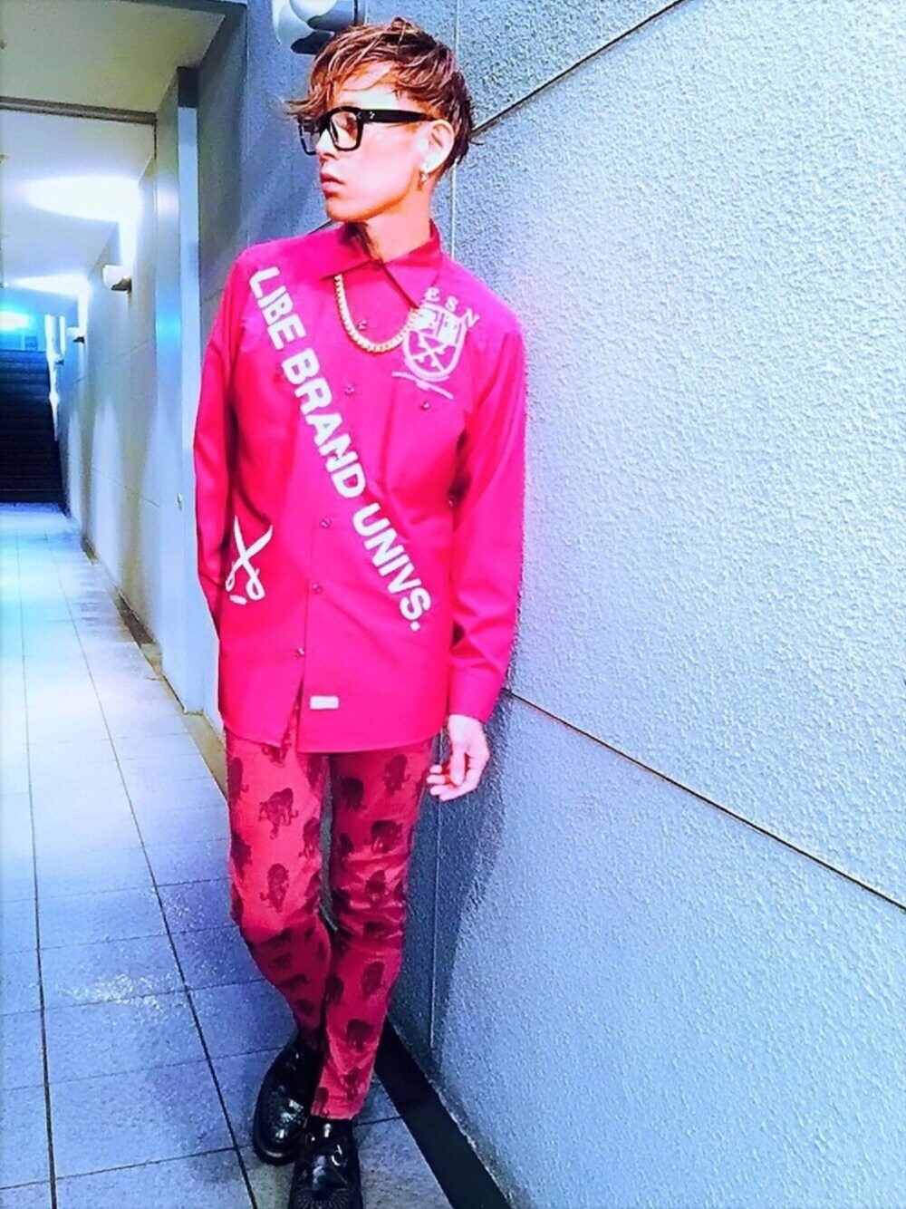 「レオパード、シャツ、スキニーパンツ、めがね、ボルドー、赤、ワインレッド、シャツスタイル、秋のコーデ、秋服」｜「603の603 チェーンネックレス（ネックレス、ゴールド系）」を使った、TETUさん（メンズ・174cm）の秋コーディネートの1枚目の写真