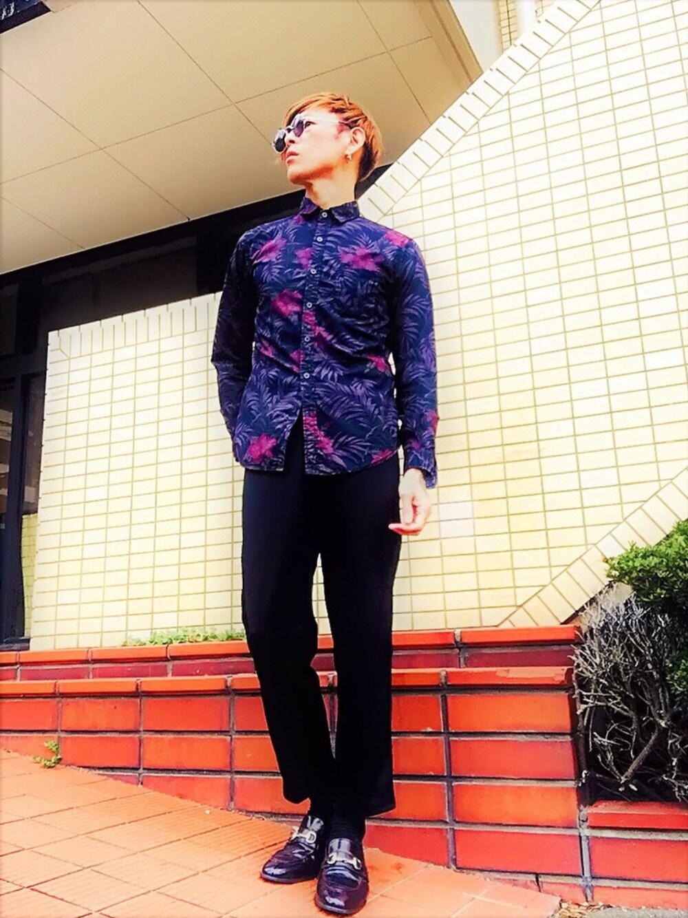 「オトナカジュアル、ラインパンツ、ジャージ、シャツスタイル、柄シャツ、ローファー、SAVE TATTOOING in Japan、Fossil、FOSSILSTYLE、腕時計」｜「CASPER JOHN AIVERのCASPER JOHN AIVER　ジャージベロアラインパンツ（その他パンツ、ブラック系）」を使った、TETUさん（メンズ・174cm）の秋コーディネートの1枚目の写真