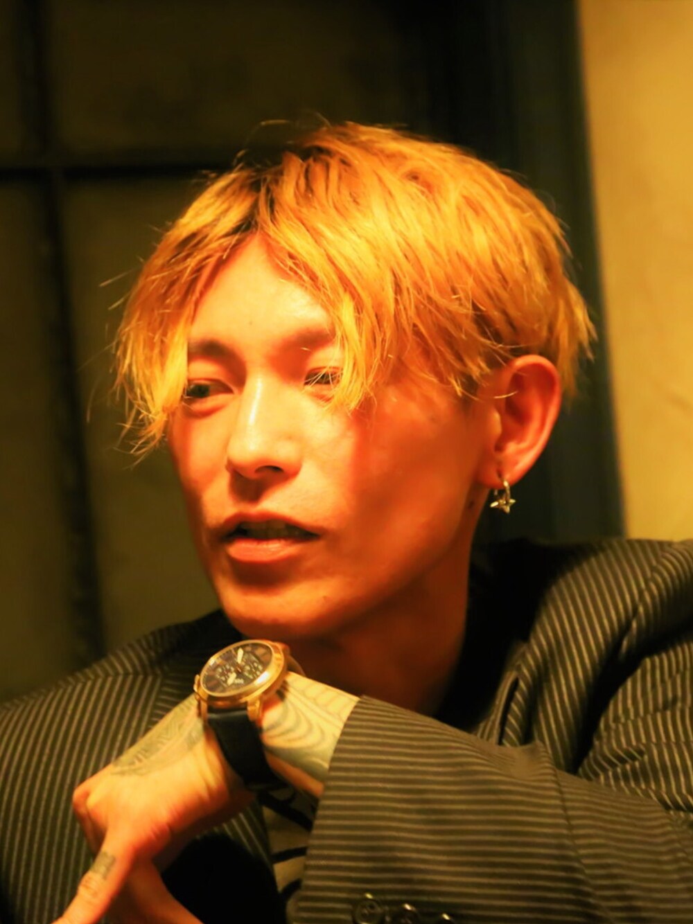 「wearhalloween2017、腕時計、ゴールド、Fossil、FOSSILSTYLE、テーラードジャケット、ジャケットスタイル、ストライプ、オトナカジュアル、black」｜「FOSSILのGRANT　FS4835（アナログ腕時計、ブルー系）」を使った、TETUさん（メンズ・174cm）の秋コーディネートの1枚目の写真