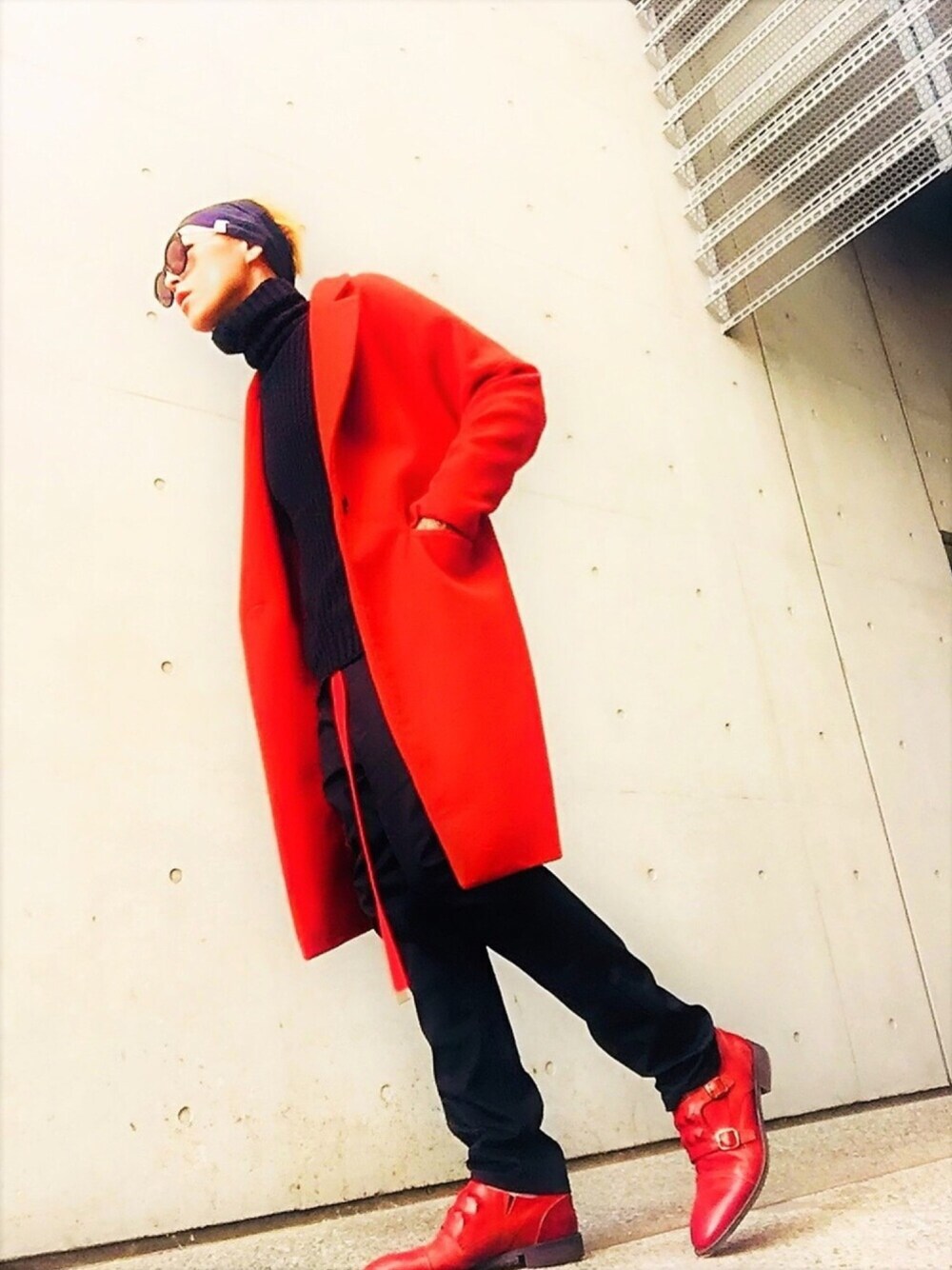 「きれいめカジュアル、チェスターコート、ドレスシューズ、赤、oakland、サルエルパンツ、タートルネックニット、ニット、大人カジュアル」｜「OAKLANDのサルエルテーパード ストレッチツイル スキニーパンツ（チノパンツ、ブラック系）」を使った、TETUさん（メンズ・174cm）の秋コーディネートの1枚目の写真