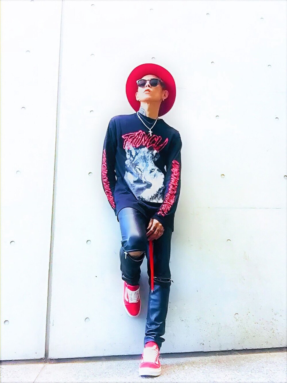 ブラック系のその他パンツ、レッド系のスニーカー、ブラック系のTシャツ/カットソーを着用したメンズの秋コーディネートの1枚目の写真