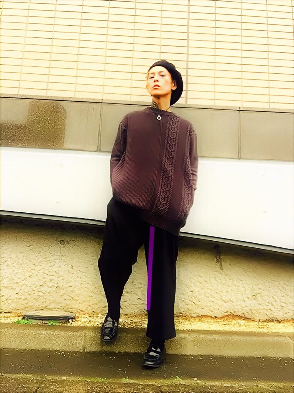 「ベレー帽、ニット、ケーブルニット、オーバーサイズ、ワイドパンツ、ビッグシルエット、革靴、ローファー、ガチャベルト、シンプル」｜「unrelaxingのオーバーサイズケーブル編みビッグニット ビッグセーター オーバーサイズニット UR-86（ニット/セーター、グレー系）」を使った、TETUさん（メンズ・174cm）の秋コーディネートの1枚目の写真
