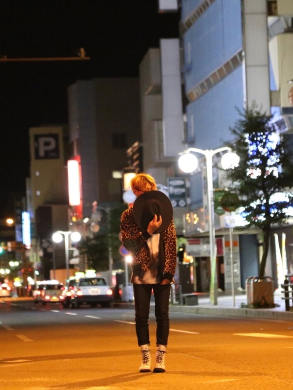 その他のブルゾン、ホワイト系のブーツ、その他のTシャツ/カットソーを着用したメンズの秋コーディネートの1枚目の写真