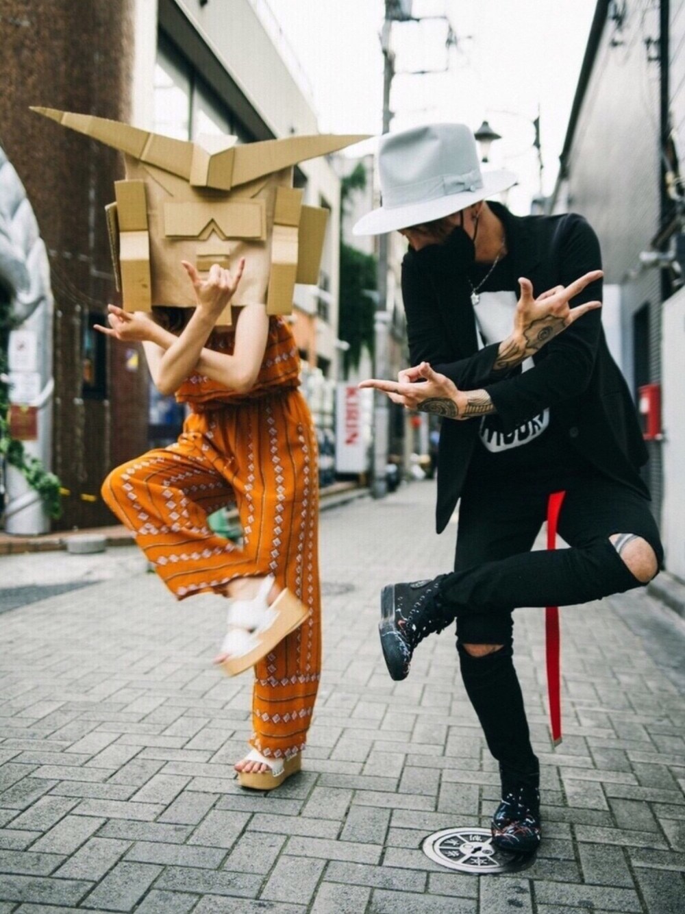 「MEETS A ROOM、ジャケット、スキニーパンツ、モード、モノトーン、黒、ハット、オールブラック、converse、ハイカットスニーカー」｜「ダンダムちゃん✨🙊🎵🚀🚀🚀のコラボる🚀🤞✌️🤖（その他、ゴールド系）」を使った、TETUさん（メンズ・174cm）の夏コーディネートの1枚目の写真