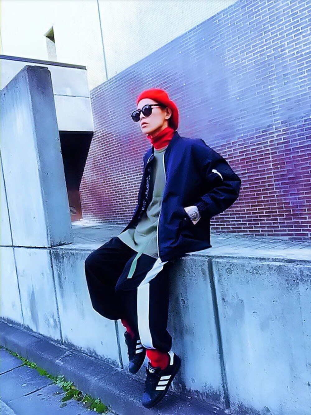 「MA-1、STUDIOUS、NUMBER (N)INE、ワイドパンツ、ジャージ、ラインパンツ、ソックス、ベレー帽、adidas、スニーカー」｜「NUMBER (N)INEの【NUMBER (N)INE】≪STUDIOUS限定≫別注ハイカウントツイルオーバーMA-1（MA-1、ブルー系）」を使った、TETUさん（メンズ・174cm）の秋コーディネートの1枚目の写真