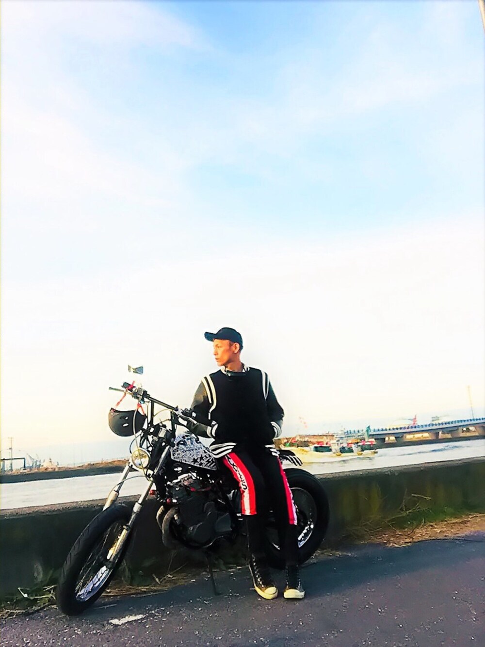 「デニム、スタジャン、シンプル、秋冬、バイク、ラフ、キャップ、スニーカー、コンバース、ブラック」｜「ALDIESのVolt Motocross PT モトクロス デニムパンツ（デニムパンツ、ブラック系）」を使った、TETUさん（メンズ・174cm）の冬コーディネートの1枚目の写真