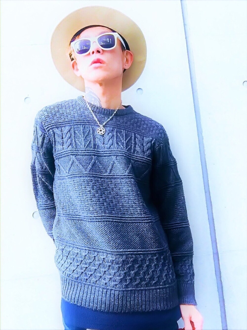 「冬、ニット、ケーブルニット、グレー、レイヤードスタイル、oakland、MYSELF ABAHOUSE、ハット、マウンテンハット、サングラス」｜「MYSELF ABAHOUSEのリンクスケーブルクルーニット（ニット/セーター、グレー系）」を使った、TETUさん（メンズ・174cm）の冬コーディネートの1枚目の写真