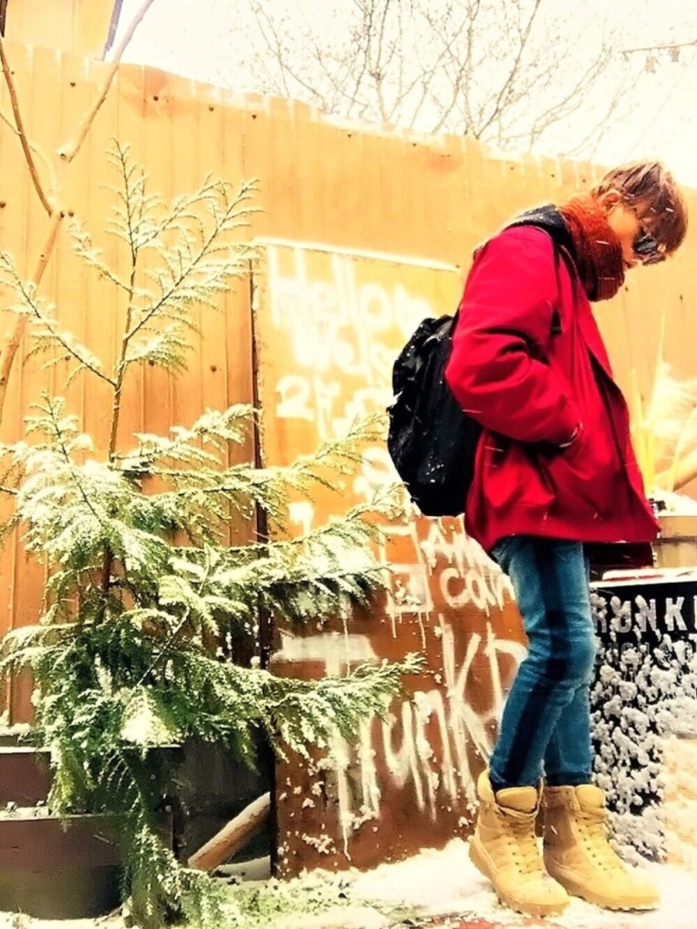 「カジュアルコーデ、MA-1、赤、オーバーサイズ、デニムパンツ、ブーツ、バックパック、スヌード、STUDIOUS、NUMBER (N)INE」｜「NUMBER (N)INEの【NUMBER (N)INE】STUDIOUS限定 ニットスヌード（ストール/ショール、ブラウン系）」を使った、TETUさん（メンズ・174cm）の冬コーディネートの1枚目の写真