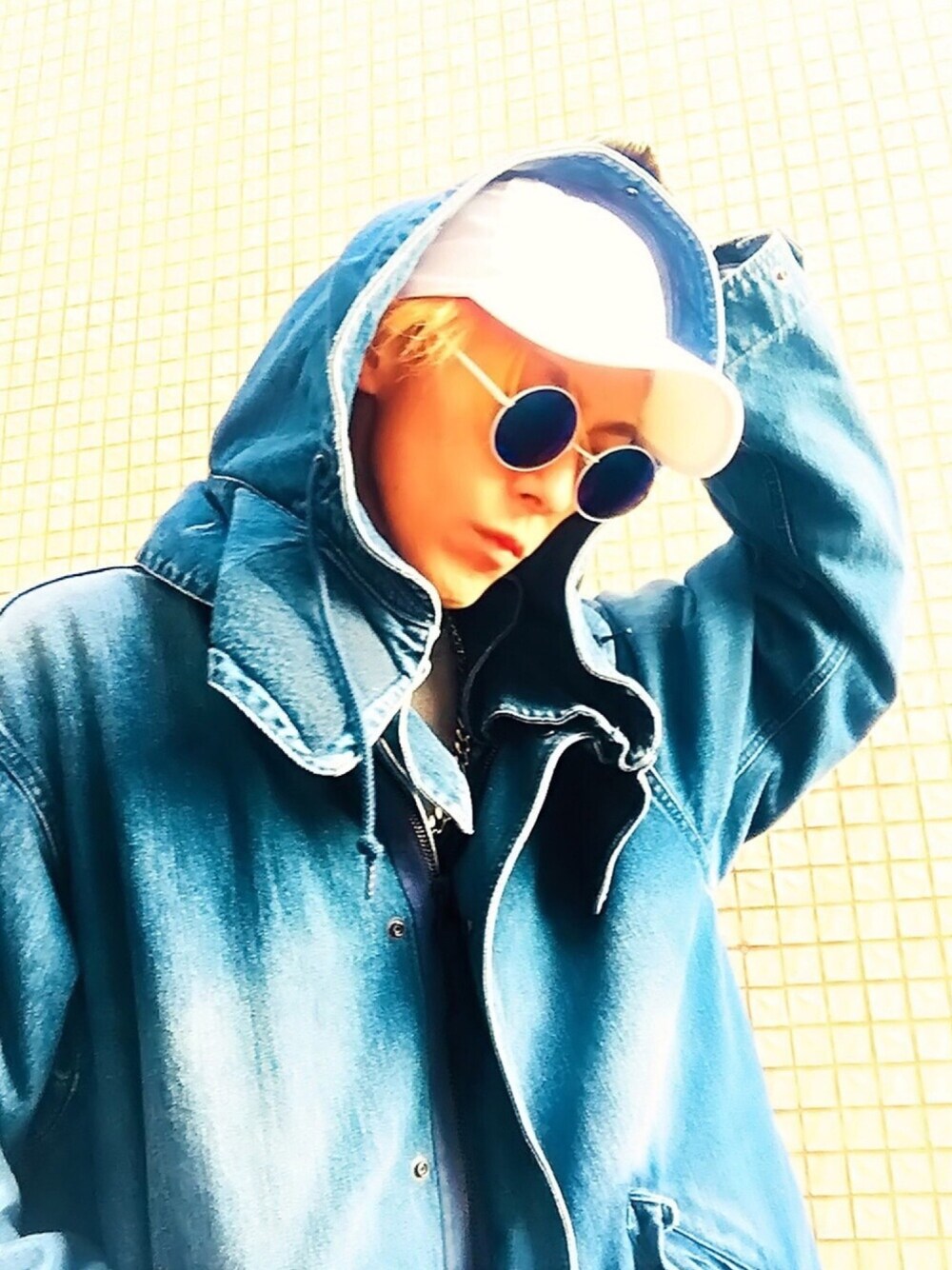 「シンプル、ロングコート、モッズコート、デニム、スポーツミックス、キャップ、FREAK’Ｓ STORE、サングラス、ホワイト、ストリート」｜「FREAK'S STOREの＜WEB限定＞忖度/ソンタク 別注 #KAIUNキャップ DARUMA/ダルマ（キャップ、ホワイト系）」を使った、TETUさん（メンズ・174cm）の冬コーディネートの1枚目の写真