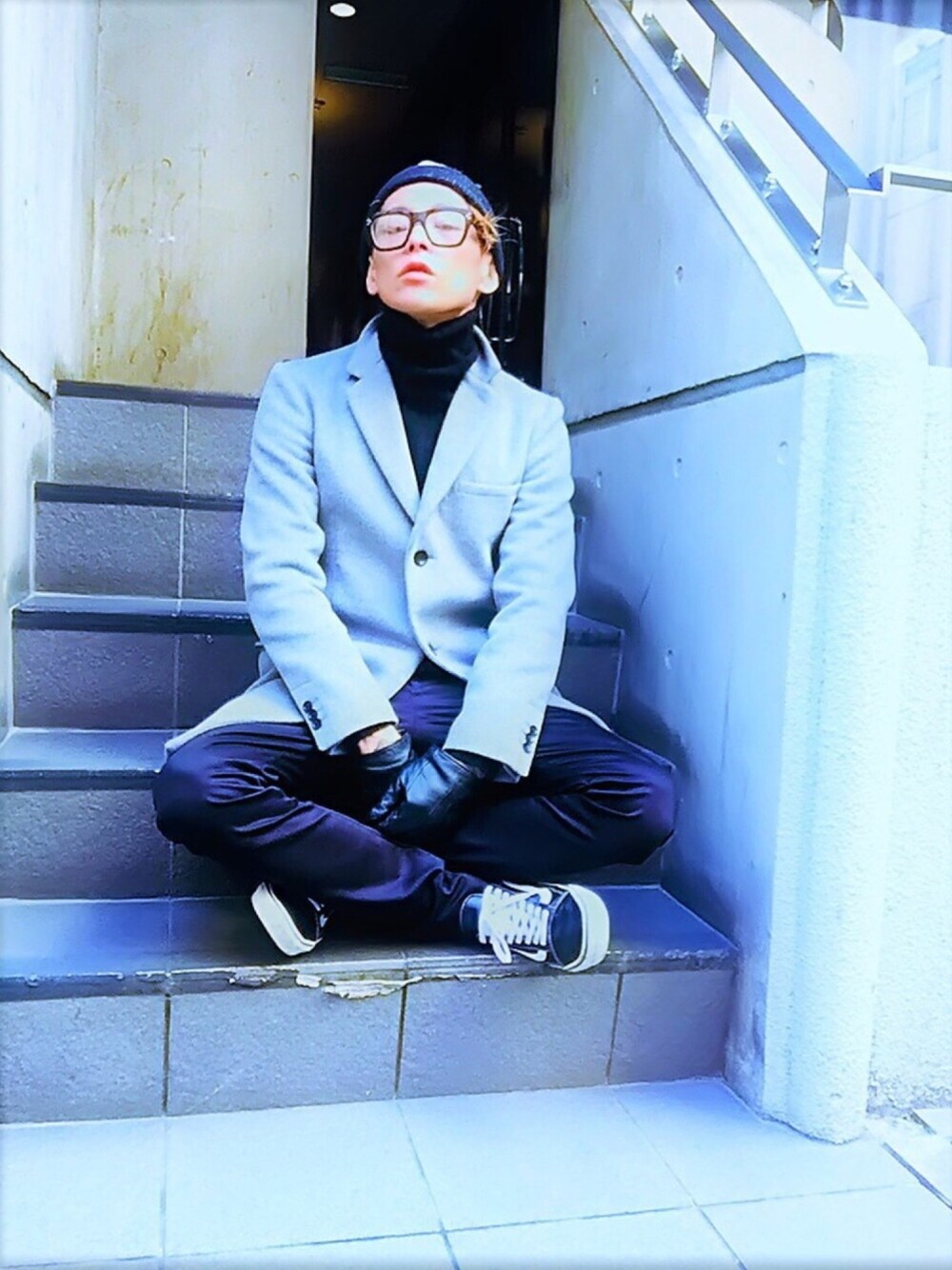 「チェスターコート、STUDIOUS、NUMBER (N)INE、グレー、カーゴパンツ、タートルネック、ニット帽、めがね、ブラック、VANS」｜「NUMBER (N)INEの【NUMBER(N)INE】ブラッシュドメルトンチェスターコート（チェスターコート、グレー系）」を使った、TETUさん（メンズ・174cm）の冬コーディネートの1枚目の写真