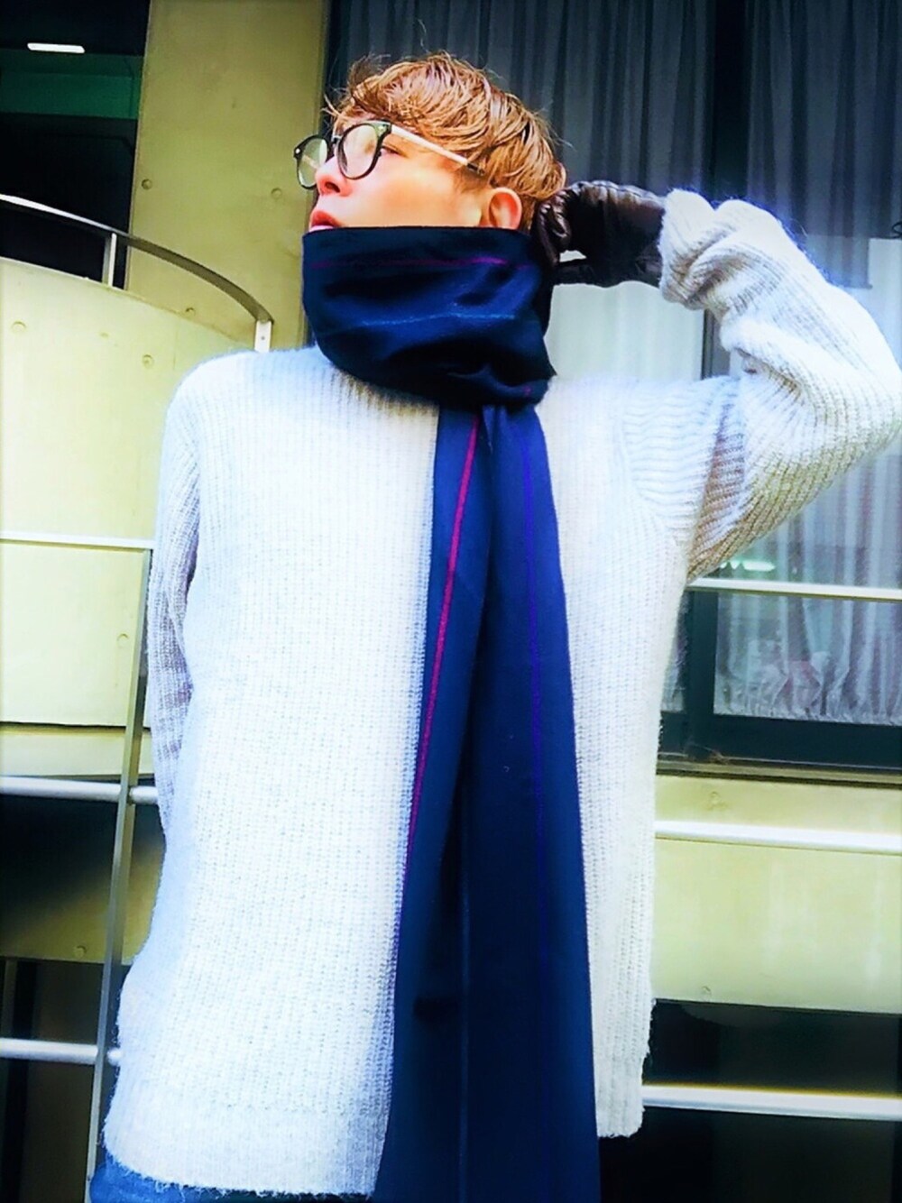 「シンプルコーデ、ニット、マフラー、NUMBER (N)INE、STUDIOUS、ネイビー、グレー、グローブ、レザー、めがね」｜「NUMBER (N)INEの【NUMBER (N)INE】STUDIOUS限定ソリッドウールマフラー（ストール/ショール、ブルー系）」を使った、TETUさん（メンズ・174cm）の冬コーディネートの1枚目の写真