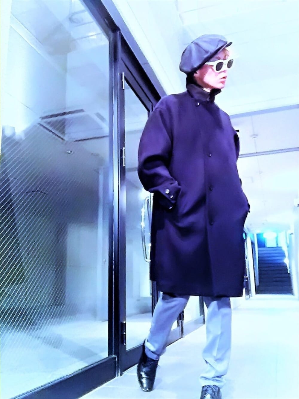 「キャスケット、オーバーコート、ロングコート、ブラック、黒、テーパードパンツ、オーバーサイズ、STUDIOUS、NUMBER (N)INE、oakland」｜「NUMBER (N)INEの【NUMBER (N)INE】≪STUDIOUS限定≫別注ブラッシュドメルトンオーバーコート（チェスターコート、ブラック系）」を使った、TETUさん（メンズ・174cm）の冬コーディネートの1枚目の写真