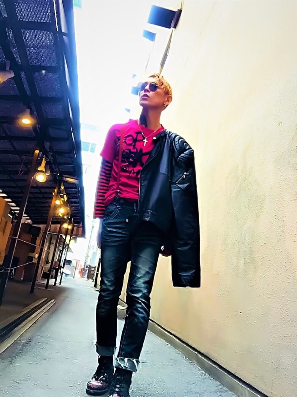 「ブーツ、Diesel、デニム、サスペンダー、サングラス、ボーダートップス、ライダース、オーバーサイズ、ストリート、street」｜「DIESELのﾛｯｸＴ～～🎶　DIESEL✌（Tシャツ/カットソー、ピンク系）」を使った、TETUさん（メンズ・174cm）の冬コーディネートの1枚目の写真
