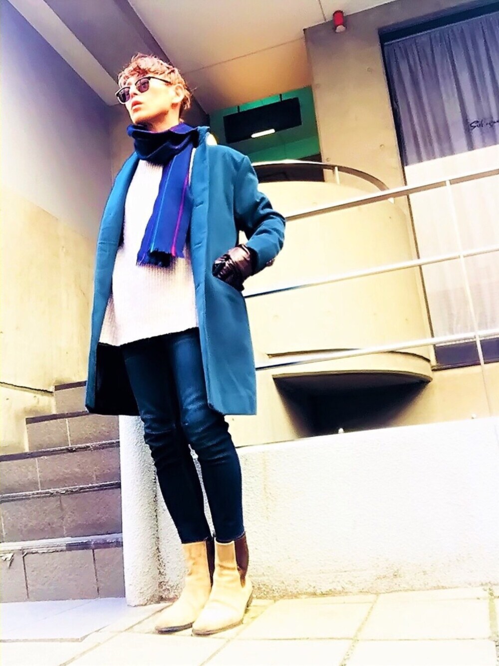 「冬コーデ、チェスターコート、グリーン、マフラー、STUDIOUS、NUMBER (N)INE、GUCCI、サイドゴアブーツ、スキニーデニム、ニット」｜「NUMBER (N)INEの【NUMBER (N)INE】STUDIOUS限定ソリッドウールマフラー（ストール/ショール、ブルー系）」を使った、TETUさん（メンズ・174cm）の冬コーディネートの1枚目の写真