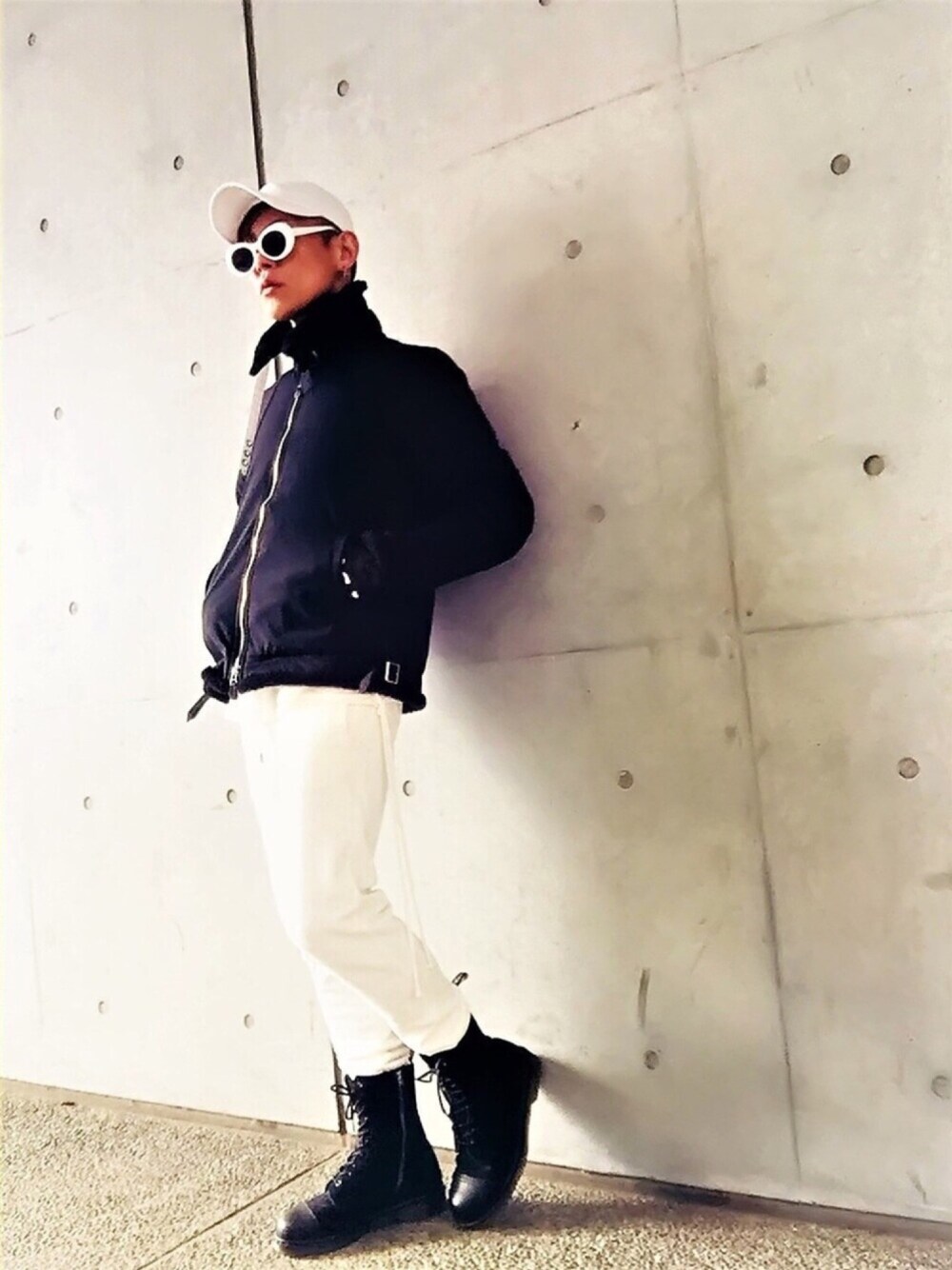 「モノトーン、スウェット、セットアップ、ボアジャケット、wjk black、STUDIOUS、ブーツ、Dr.Martens、ストリート、ジョガーパンツ」｜「MIG HOUSEのEGSOLID BASIC LOUNGE SWEAT PANTS IN White（その他パンツ、ホワイト系）」を使った、TETUさん（メンズ・174cm）の冬コーディネートの1枚目の写真