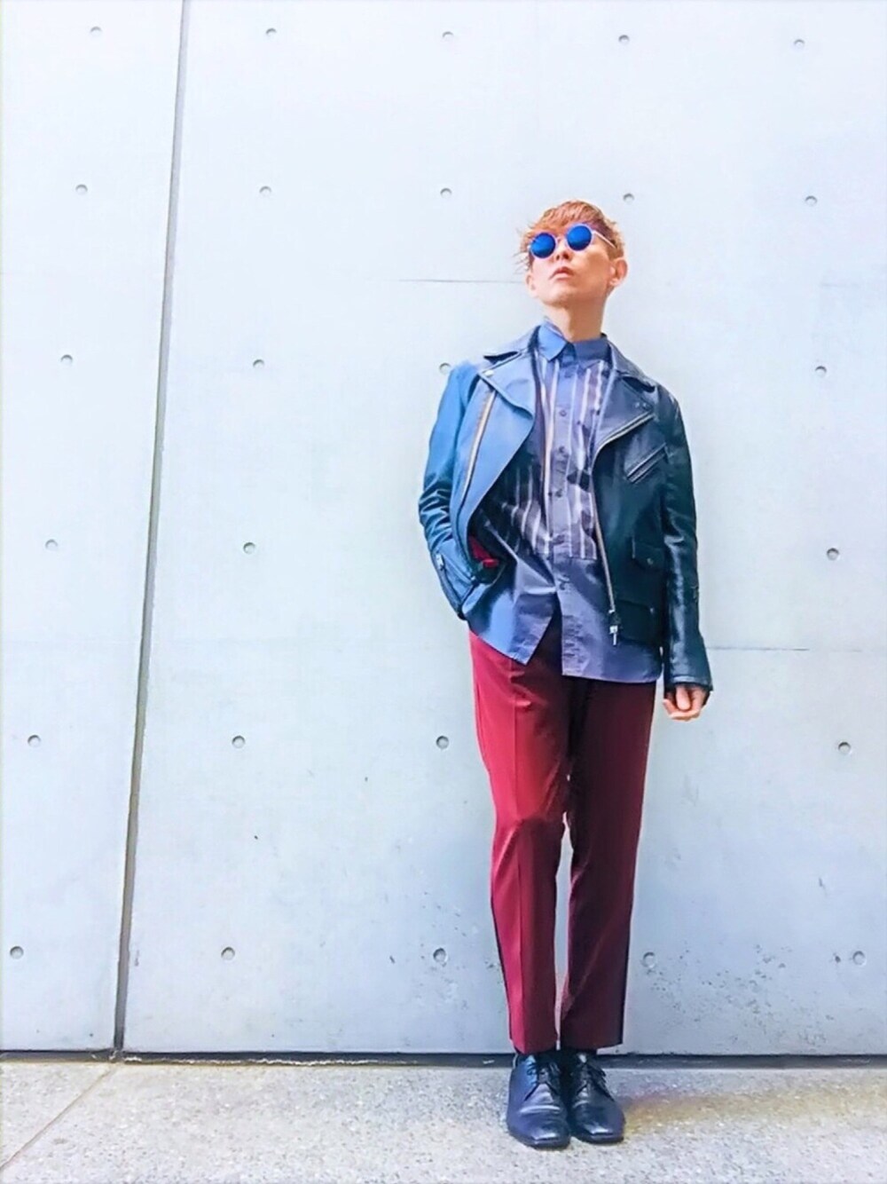 「テーパードパンツ、ライダース、ボルドー、ライダースジャケット、革靴、ストライプシャツ、シャツスタイル、アンクルパンツ、オトナカジュアル、MYSELF ABAHOUSE」｜「MYSELF ABAHOUSEのクールマックスタイプライターシャツ（シャツ/ブラウス、ブルー系）」を使った、TETUさん（メンズ・174cm）の春コーディネートの1枚目の写真