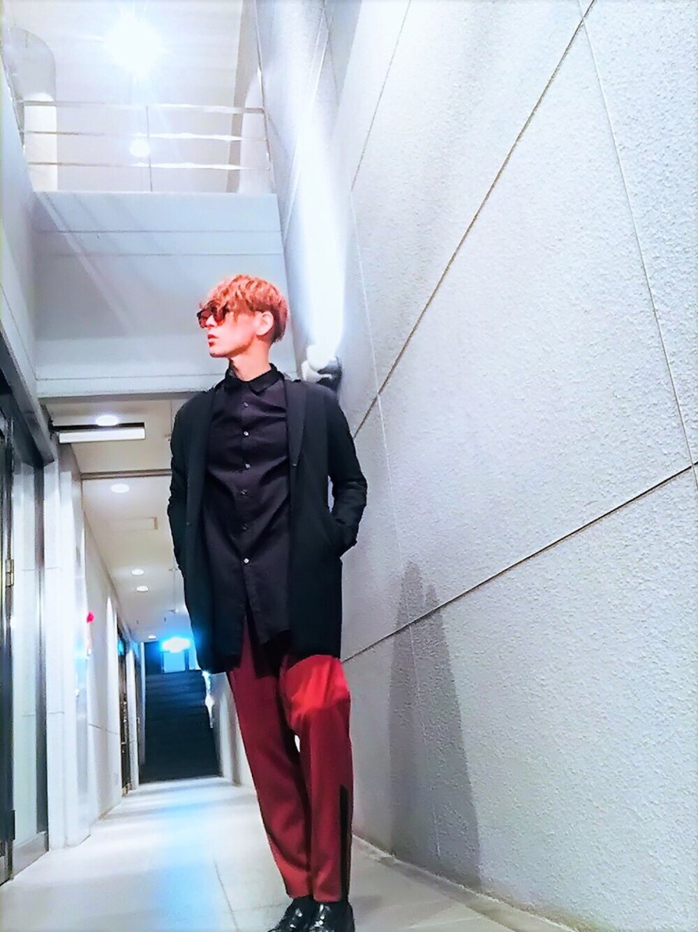 「MYSELF ABAHOUSE、テーパードパンツ、スラックス、ラインパンツ、Furbodesign、腕時計、モード、オトナカジュアル、シャツスタイル、ジャケット」｜「MYSELF ABAHOUSEのTRストレッチスリムテーパードパンツ（その他パンツ、レッド系）」を使った、TETUさん（メンズ・174cm）の春コーディネートの1枚目の写真