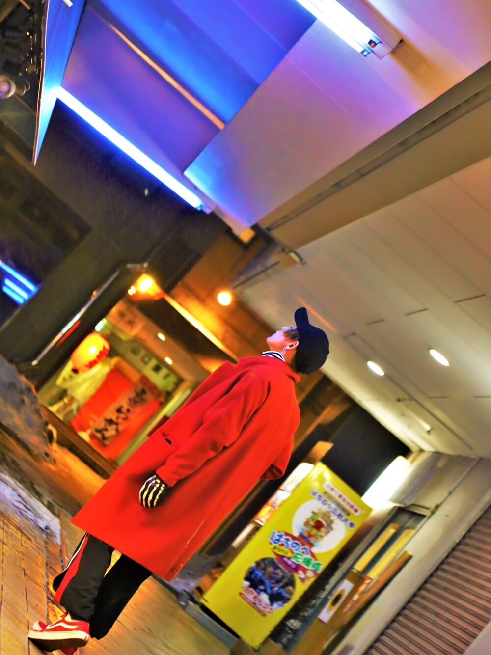 「赤、チェスターコート、キャップ、スニーカー、VANS、オールドスクール、ジャージ、ラインパンツ、ストリート、ストリートMIX」｜「CASPER JOHNのロングストラップキャップ（キャップ、ブラック系）」を使った、TETUさん（メンズ・174cm）の春コーディネートの1枚目の写真
