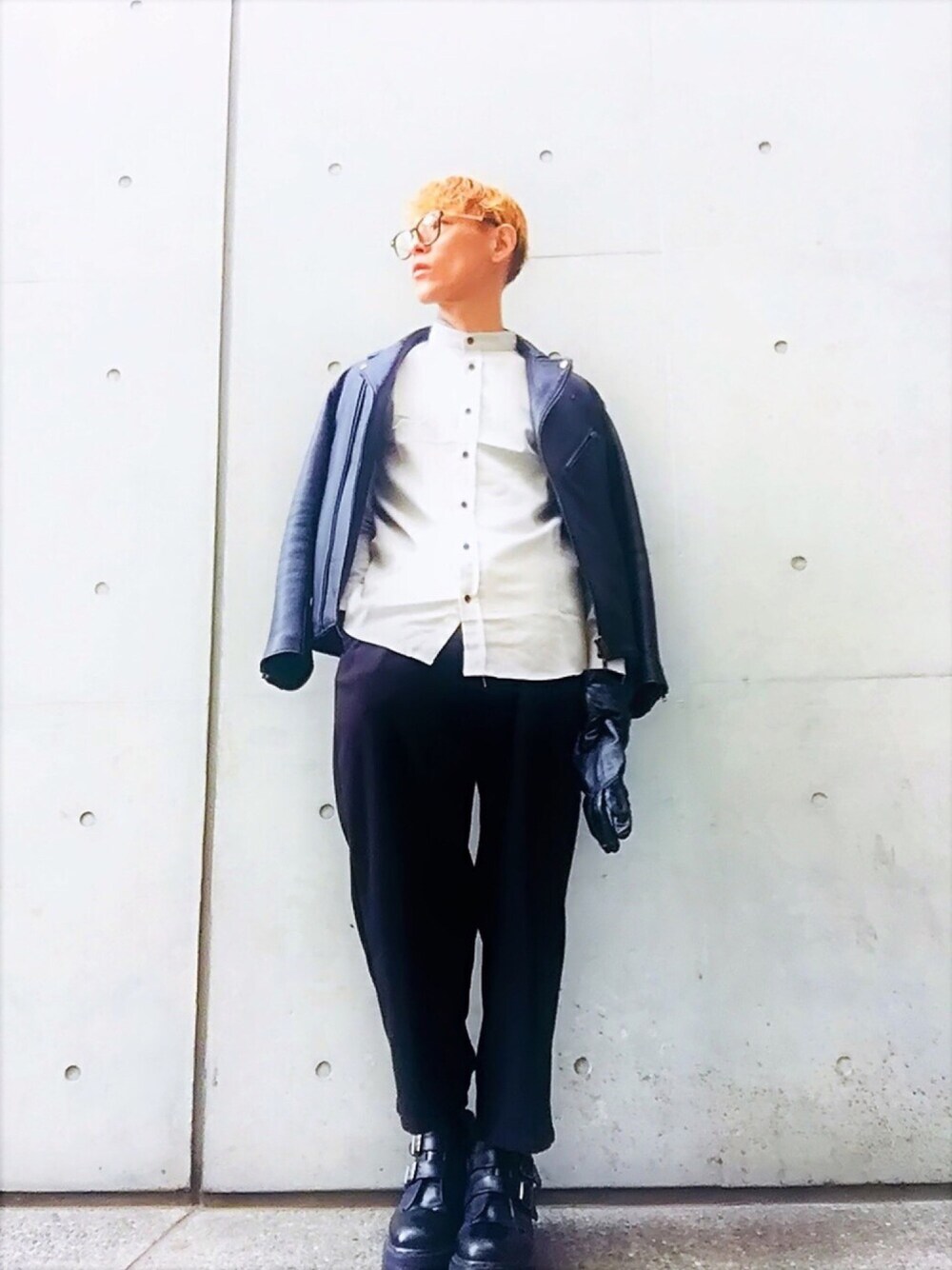 「ノーカラーシャツ、MONO-MART、ライダース、ワイドパンツ、ブラック、Dr.Martens、黒、シンプル、大人コーデ、バンドカラーシャツ」｜「URBAN RESEARCH DOORS MENSのDOORS Leather Riders Jacket（ライダースジャケット、ブラック系）」を使った、TETUさん（メンズ・174cm）の冬コーディネートの1枚目の写真