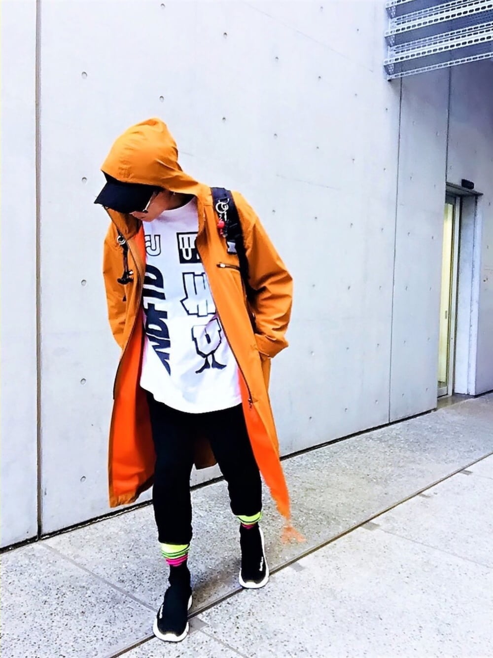 「スポーツミックス、スプリングコート、スウェットパンツ、MYSELF ABAHOUSE、Furbodesign、腕時計、バックパック、ストリート、スニーカー、マルチボーダー」｜「MYSELF ABAHOUSEの4WAYストレッチフードコート（マウンテンパーカー、オレンジ系）」を使った、TETUさん（メンズ・174cm）の春コーディネートの1枚目の写真