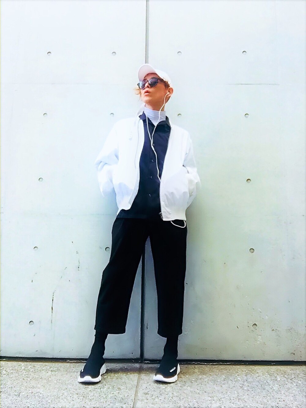 「シンプルコーデ、モノトーン、モード、アンクルパンツ、スニーカー、BALENCIAGA、MA-1、春コーデ、オーバーサイズ、オープンカラーシャツ」｜「WHITELANDのLHP/エルエイチピー/WhiteLandBlackBurn/ホワイトランドブラックバーン/New Big MA-1（MA-1、ホワイト系）」を使った、TETUさん（メンズ・174cm）の春コーディネートの1枚目の写真