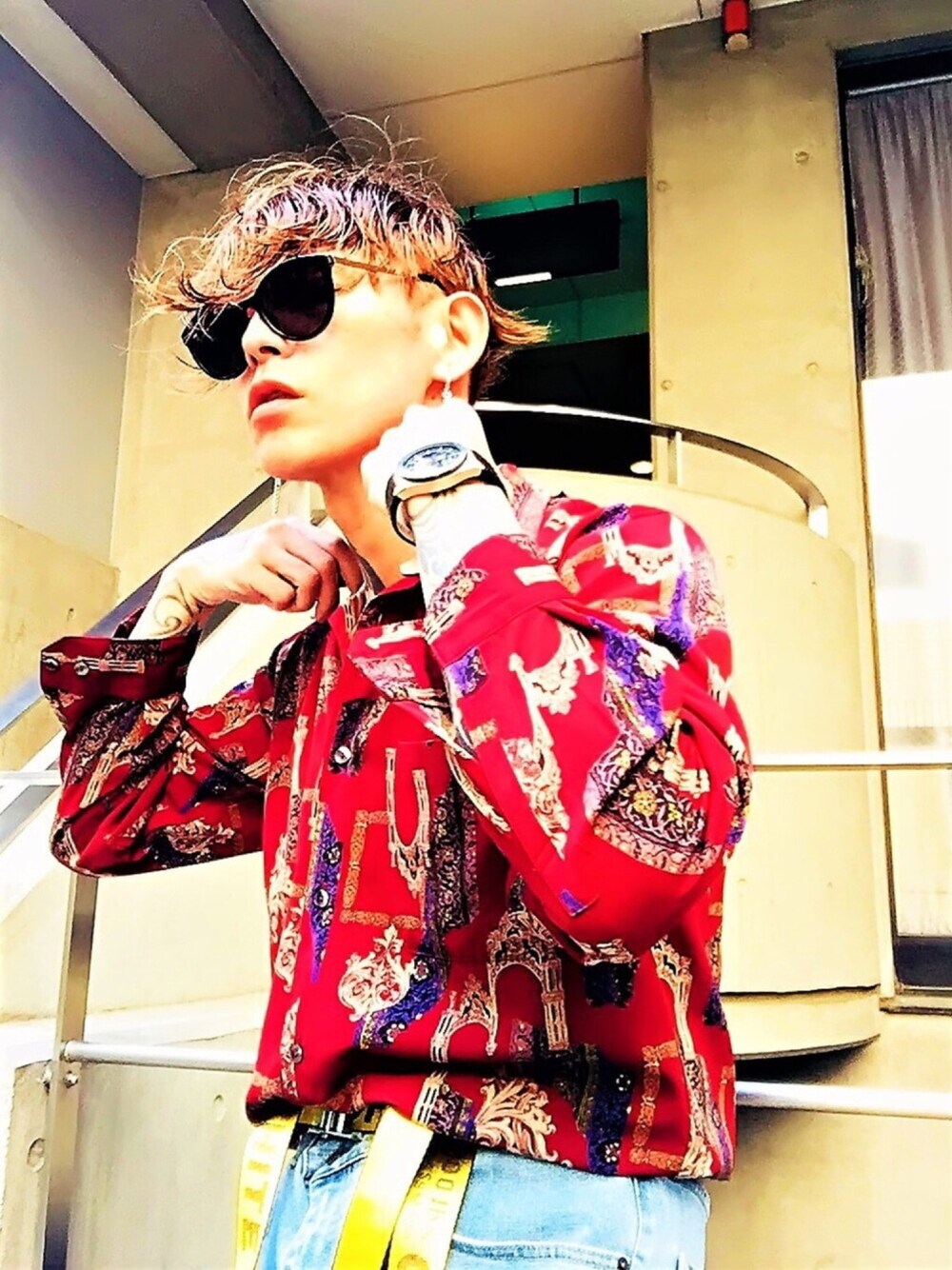 「柄シャツ、シャツスタイル、GIVENCHY、street、サングラス、腕時計、Furbodesign、ゴールド、アクセサリー、ピアス」｜「Furbo designの【Furbo design】フルボデザイン F2501 レザーウォッチ　〔雑誌掲載モデル〕（アナログ腕時計、ブラック系）」を使った、TETUさん（メンズ・174cm）の春コーディネートの1枚目の写真