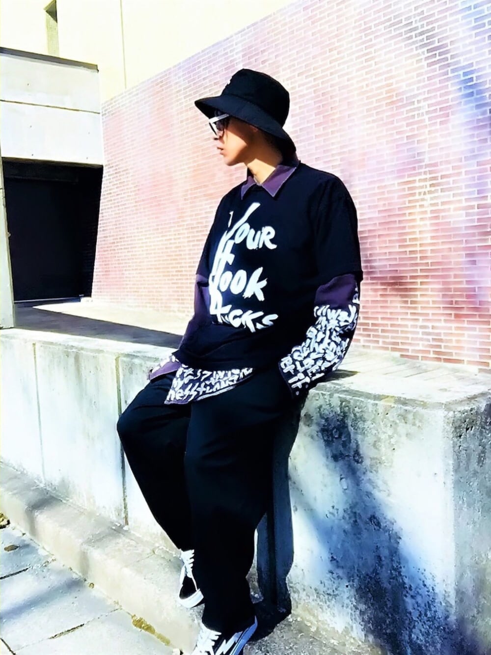 「street、スニーカー、ワイドパンツ、スラックス、ビッグシルエット、オーバーサイズ、レイヤードスタイル、ストリート、バケットハット、モノトーンコーデ」｜「FREAK'S STOREのREVENGE×STORM/リベンジストーム ローカット（スニーカー、ブラック系）」を使った、TETUさん（メンズ・174cm）の春コーディネートの1枚目の写真