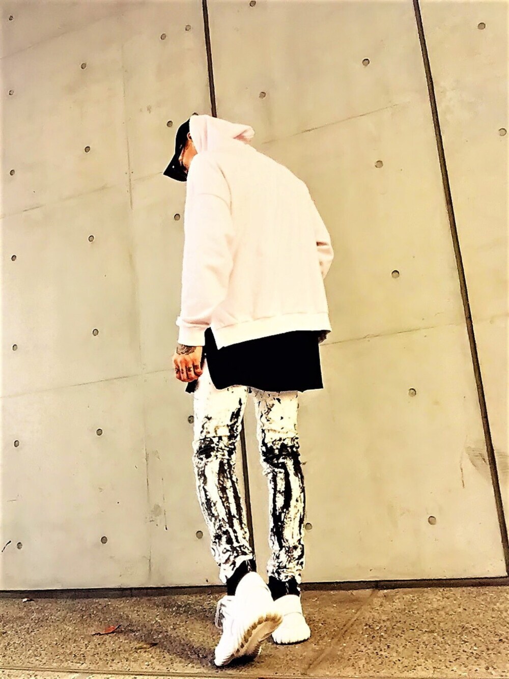 「STUDIOUS、パーカー、レイヤードスタイル、デニムパンツ、スニーカー、adidas、アディダス、ストリート、スキニーデニム、street」｜「STUDIOUSの【STUDIOUS】サイドスリットスナップボタンスウェットパーカー（パーカー、パープル系）」を使った、TETUさん（メンズ・174cm）の春コーディネートの1枚目の写真